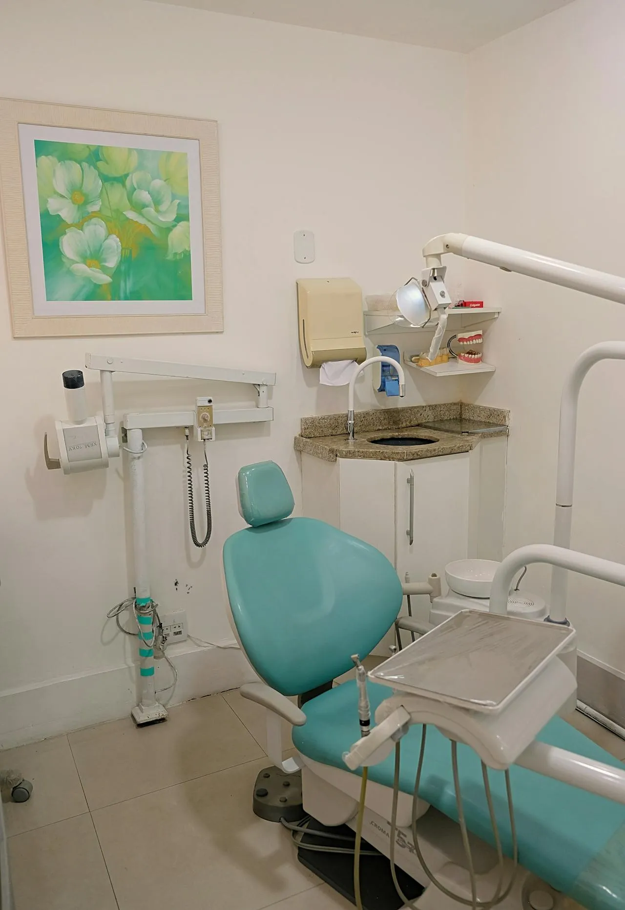 Modern dental treatment room at a JCI-accredited clinic in Antalya — bright, sterile, equipped with digital imaging and latest dental technology